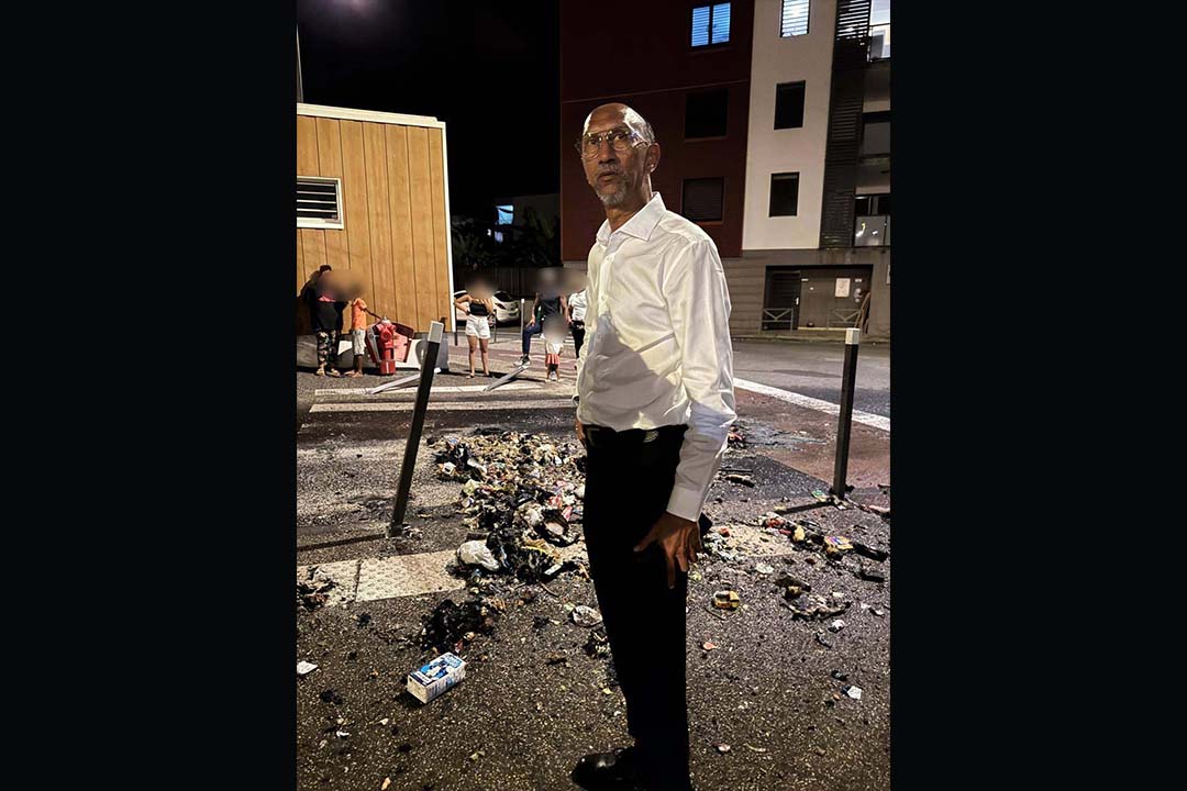 Des feux de poubelle allumés à Moulin Joli, le maire Erick Fontaine sur place.