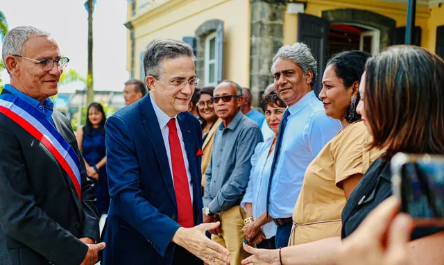AMBASSADEUR INDE 1 L'ambassadeur de France en Inde, Thierry Mathou a été reçue avec les honneurs par la mairie (photos D?R).