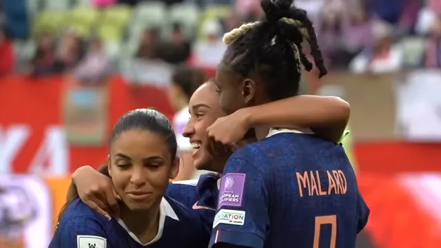 malard fff e superbe retourné acrobatique de la Réunionnaise Melvine Malard avec les Bleues.