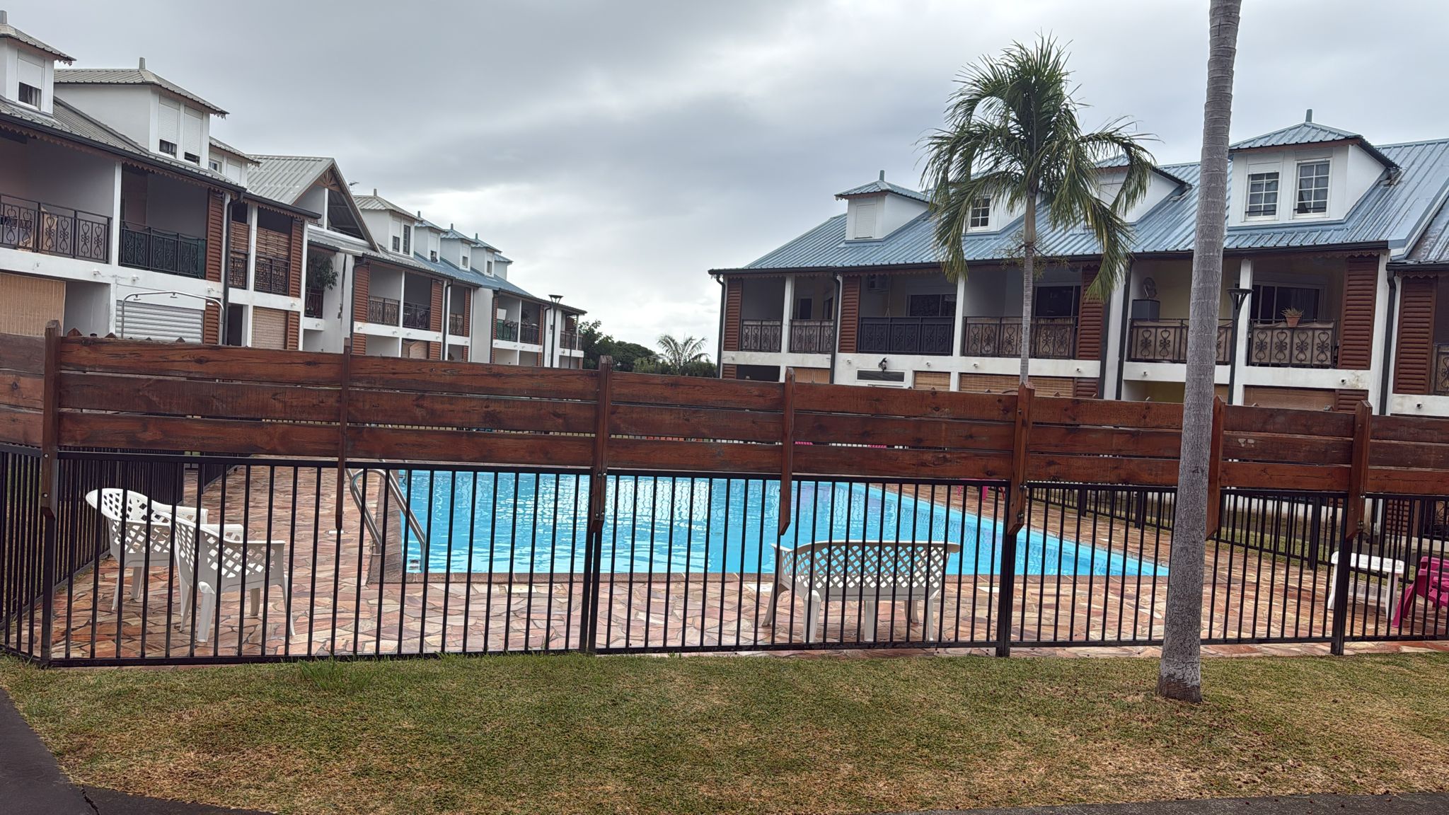 "Je me suis sentie humiliée, discriminée" : à Saint-Denis, une jeune femme en burkini interdite de piscine dans la copropriété de sa mère