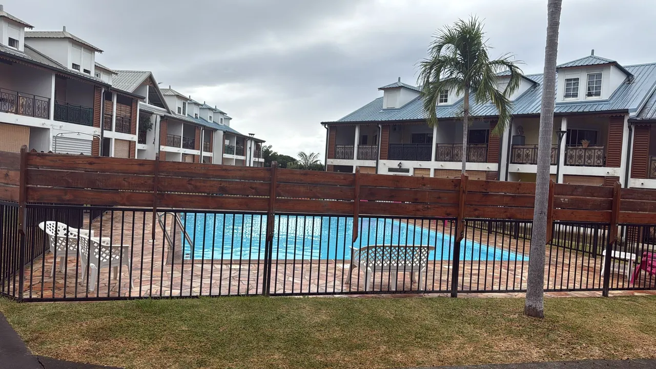 "Je me suis sentie humiliée, discriminée" : à Saint-Denis, une jeune femme en burkini interdite de piscine dans la copropriété de sa mère