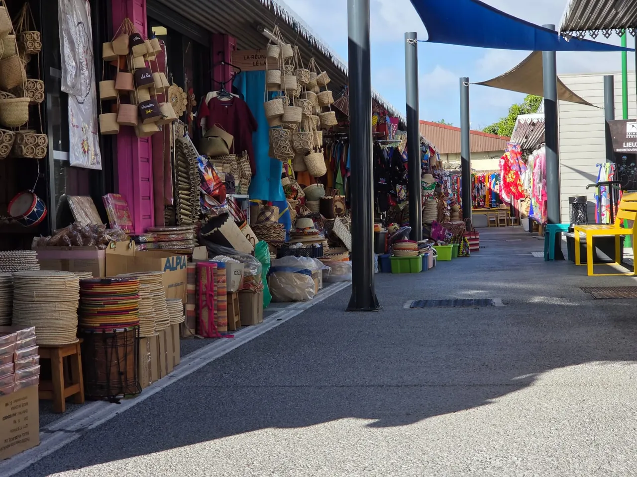 "On nous a oubliés au bord de la route" : Les artisans de l'ex Grand marché de Saint-Denis racontent leur lente descente aux enfers