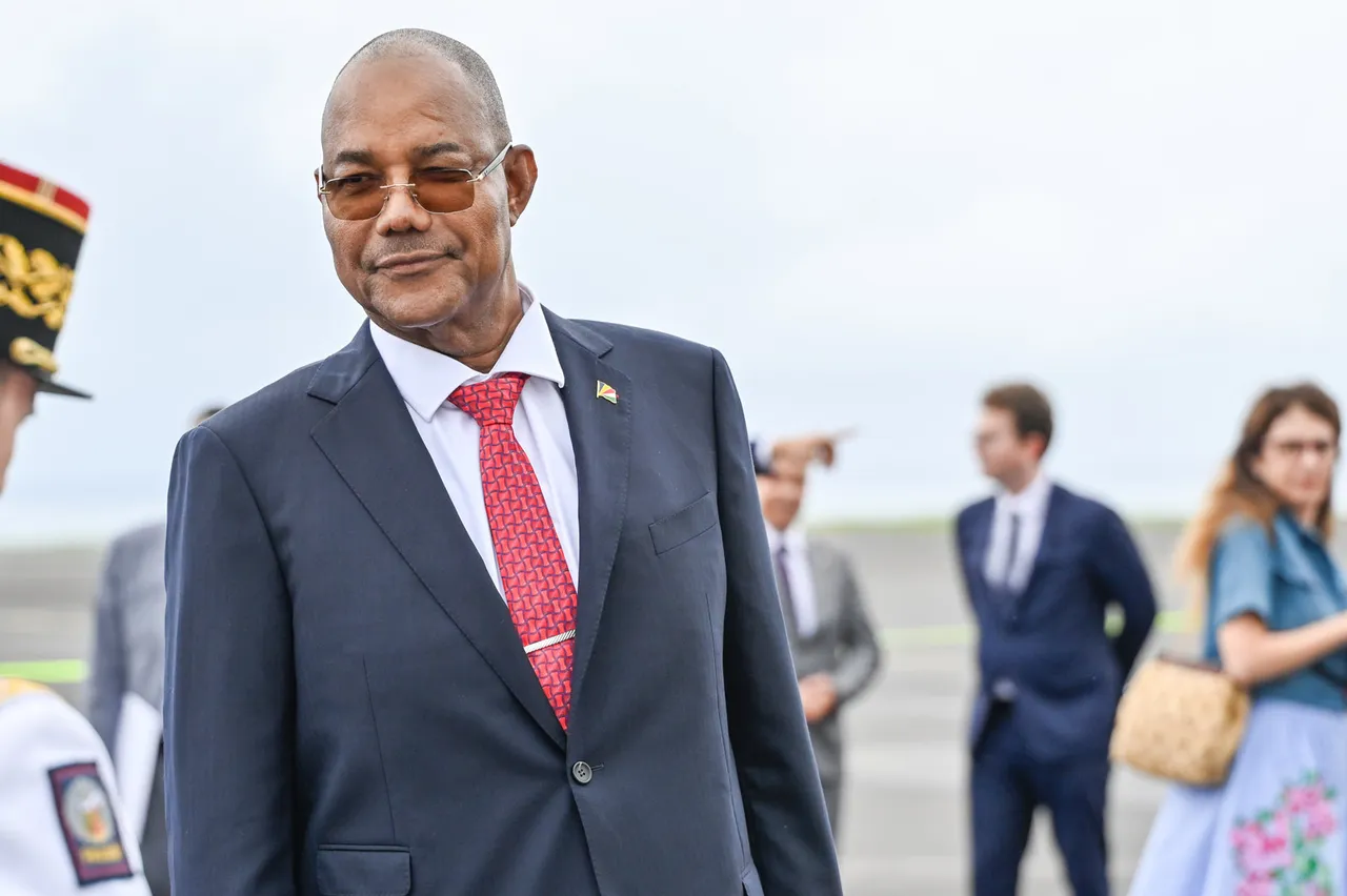 Sous la pluie, une délégation officielle accueille le président des Seychelles, Patrick Herminie