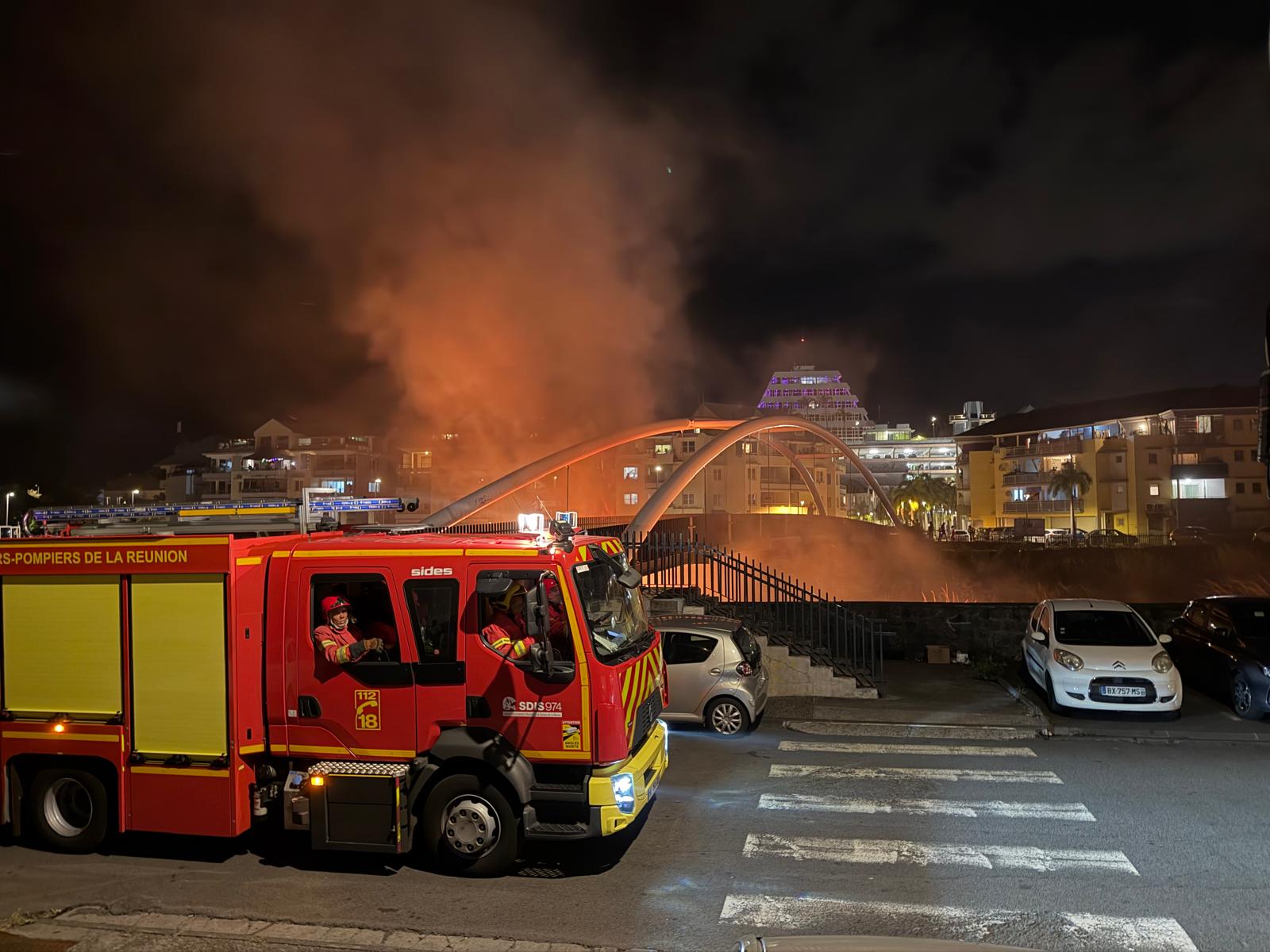 Saint-Denis : un incendie en cours sur les berges de la rivière