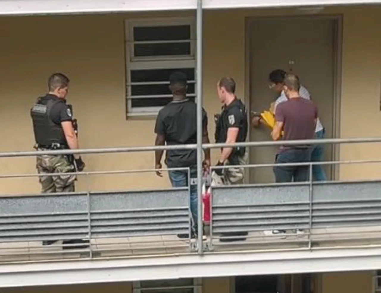 LE SUSPECT DEVANT SON APPARTEMENT DE LA CITÉ PRISON BREAK