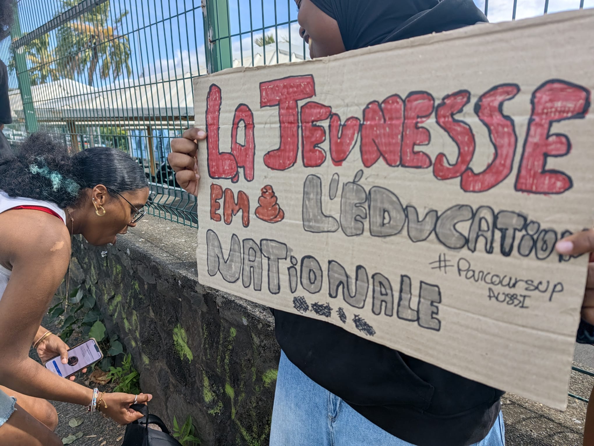 "Trop jeunes pour être entendus, mais assez grands pour faire du bruit" : au cœur de la colère lycéenne, entre détermination, ras-le-bol et effet de groupe