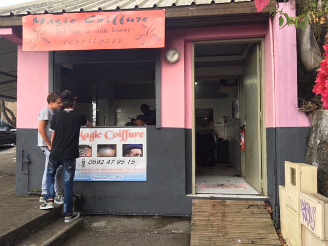 Une tête de cochon déposée devant un commerce musulman