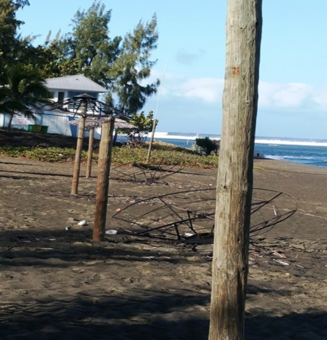 Plage de l'Etang-salé: Les parasols en paille brûlés