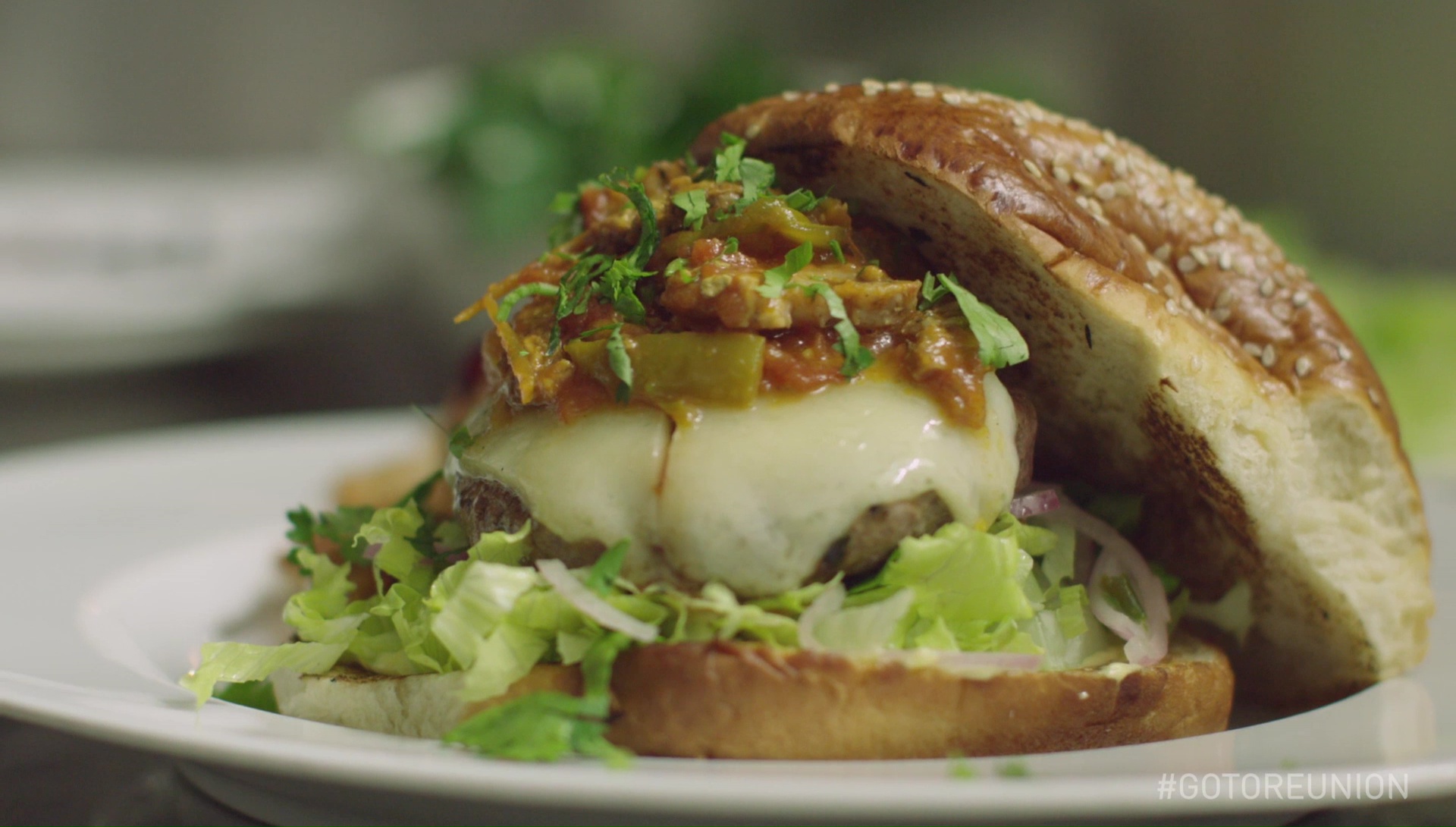 Web-série de l'IRT : Kristin Frederick et son hamburger au rougail saucisses