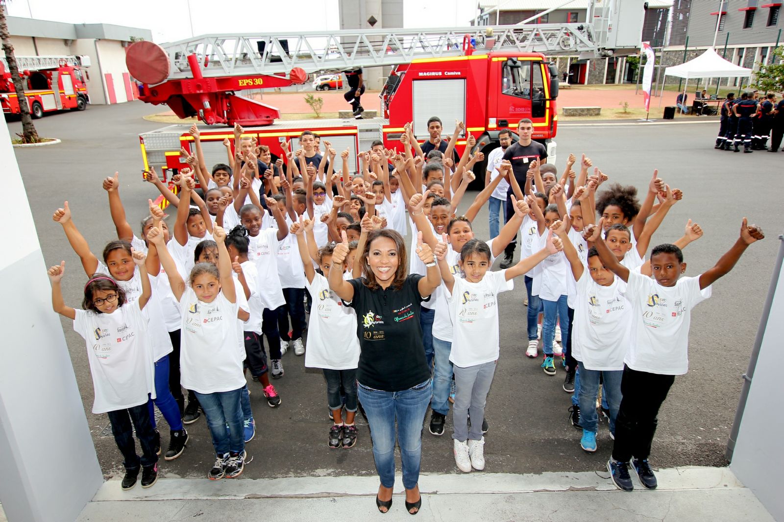 Les marmailles de 1000 Sourires et Miss Réunion 2016 chez les sapeurs-pompiers