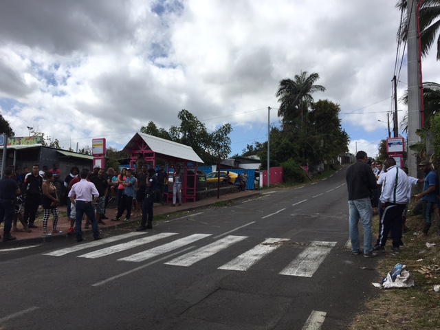 Blocage de route pour du travail à Condé Concession