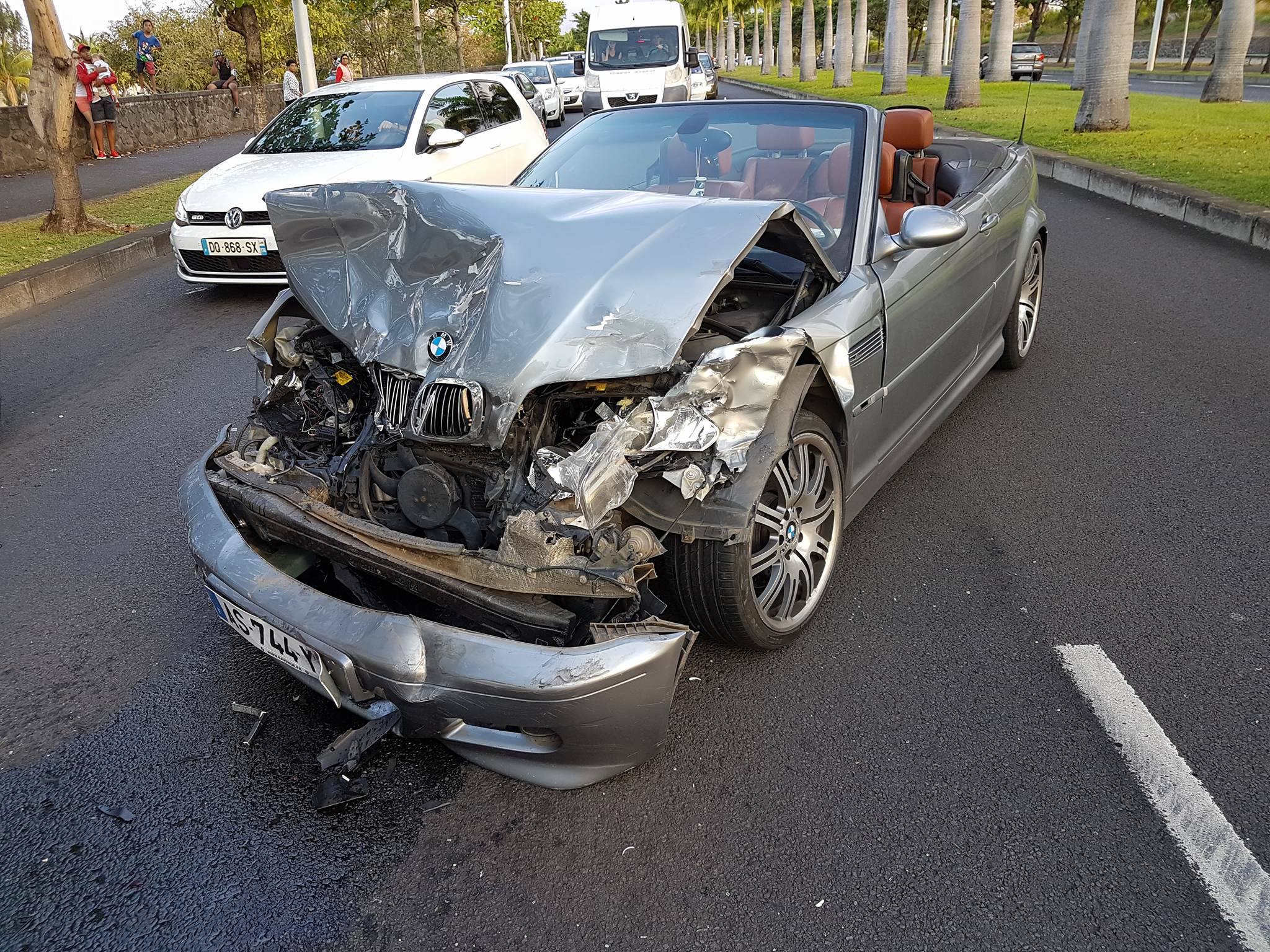 Boulevard Sud: 5 véhicules complètement froissés dans un carambolage