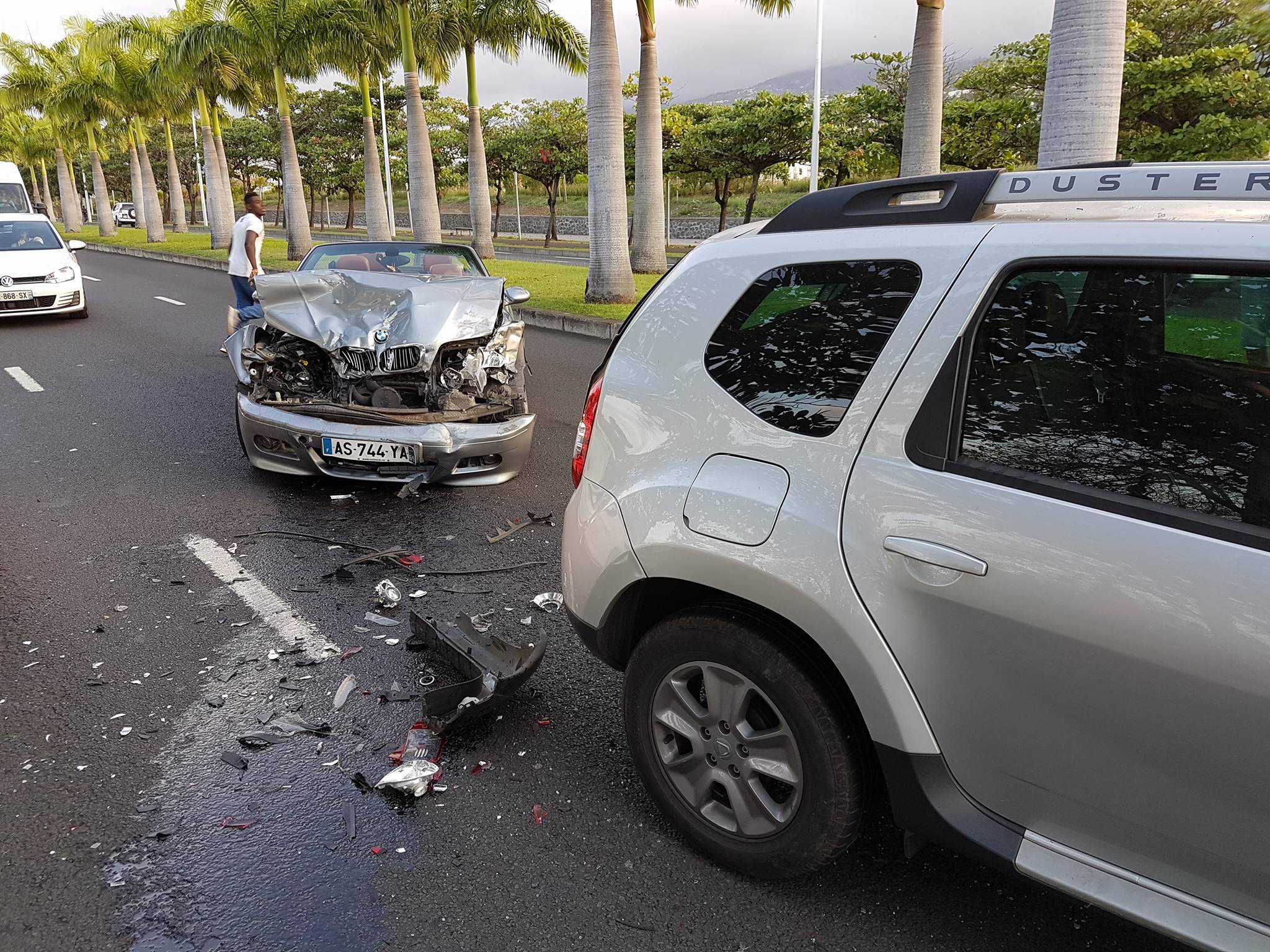 Boulevard Sud: 5 véhicules complètement froissés dans un carambolage