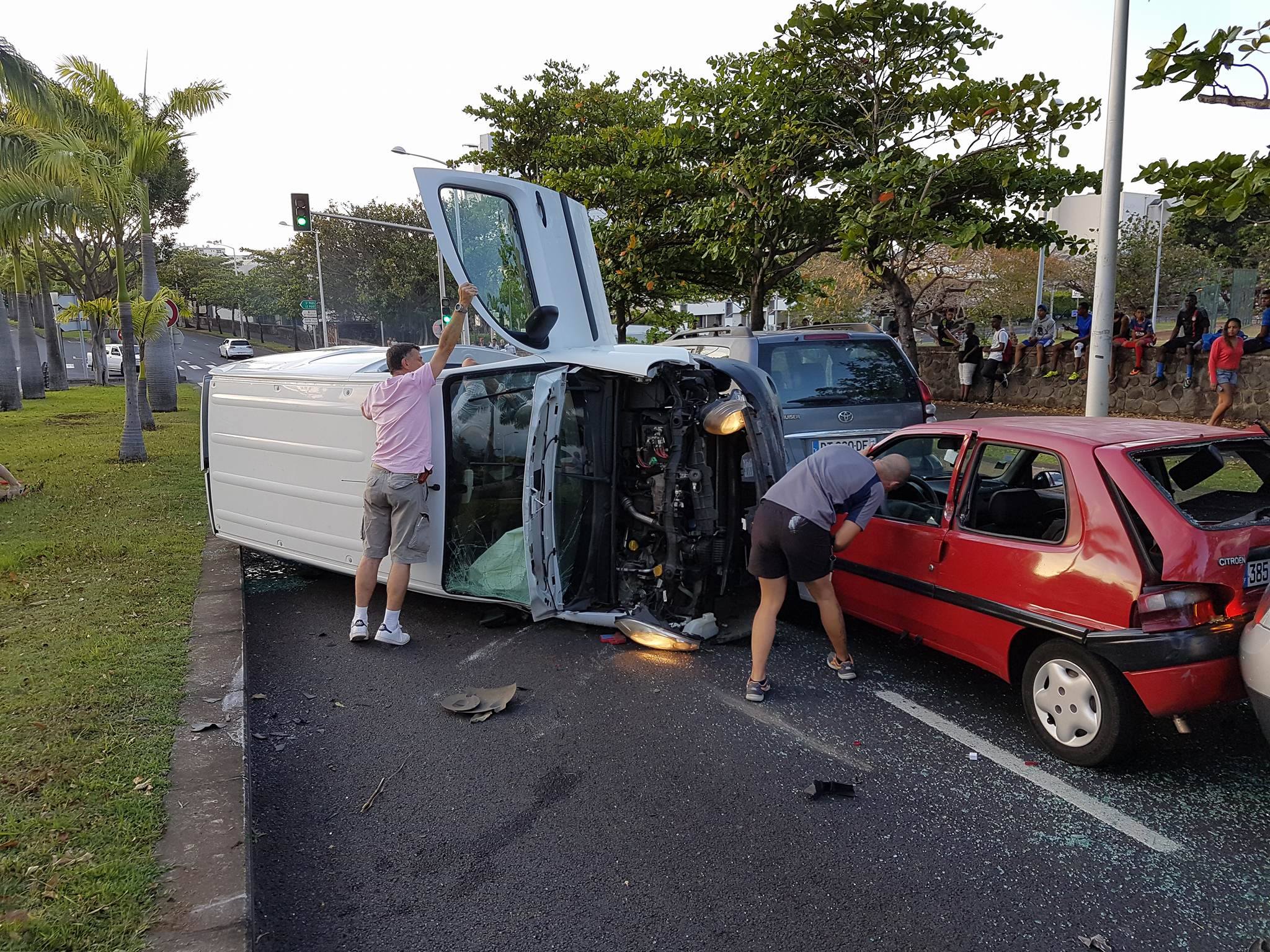 Boulevard Sud: 5 véhicules complètement froissés dans un carambolage