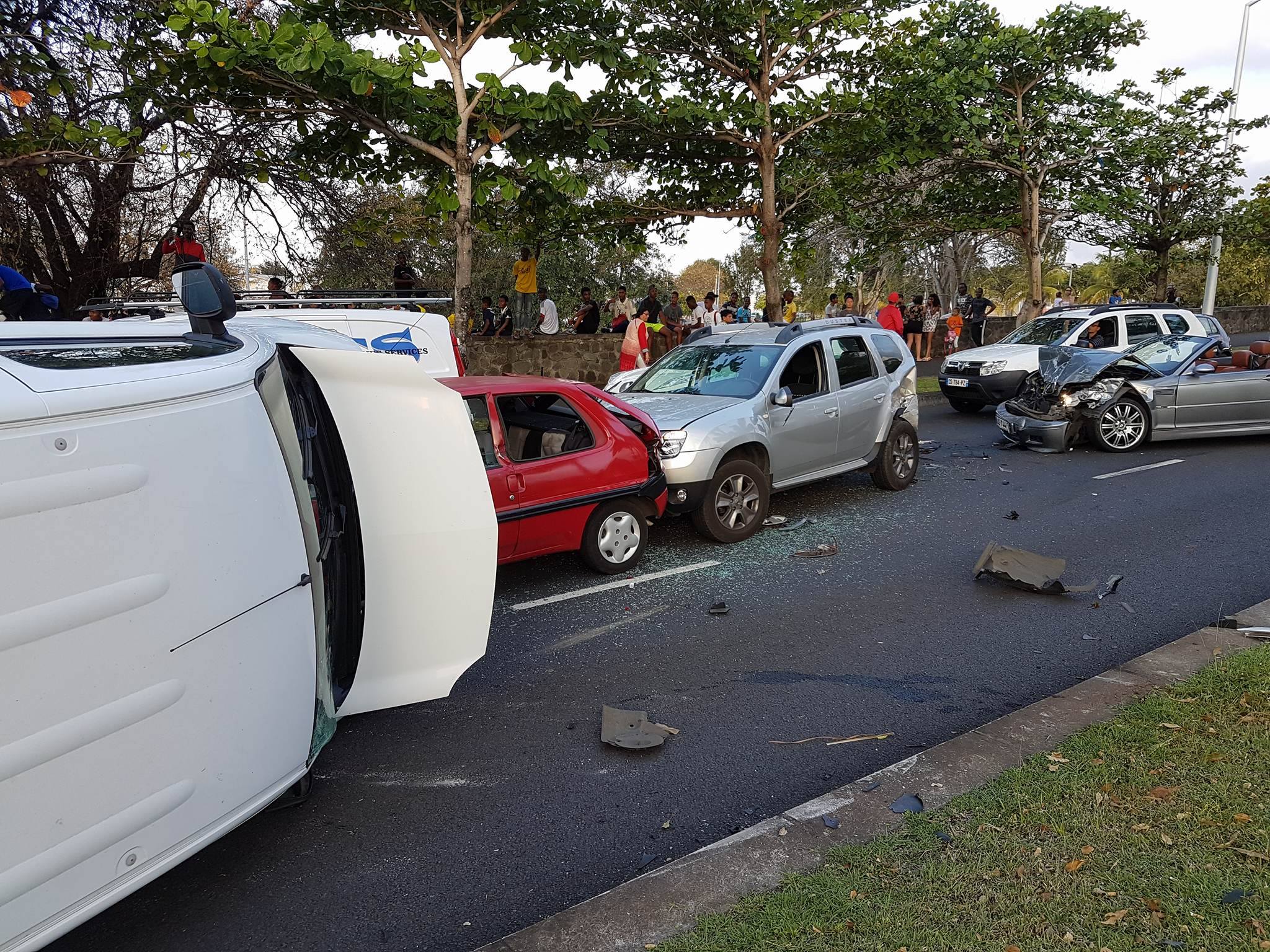 Boulevard Sud: 5 véhicules complètement froissés dans un carambolage
