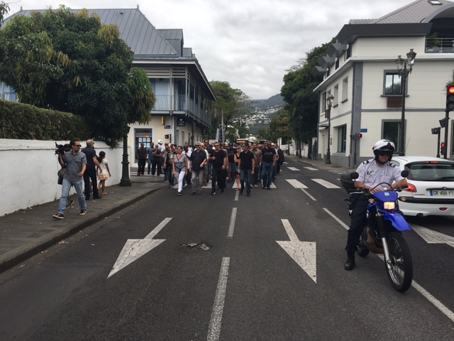 St-Denis: Policiers et citoyens se mobilisent dans une marche silencieuse
