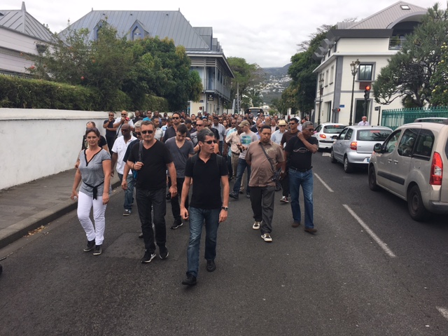 St-Denis: Policiers et citoyens se mobilisent dans une marche silencieuse