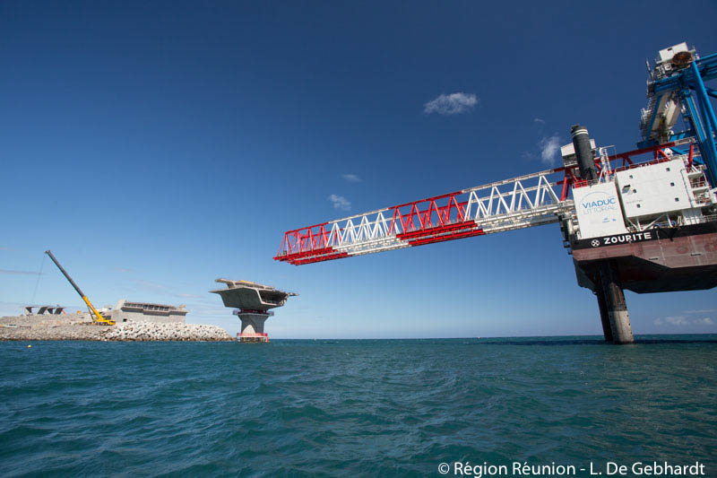 Les photos du déchargement du lanceur sur le chantier de la Nouvelle Route du Littoral