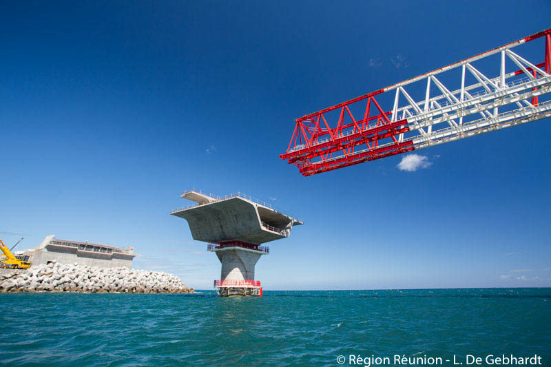 Les photos du déchargement du lanceur sur le chantier de la Nouvelle Route du Littoral