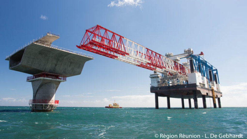 Les photos du déchargement du lanceur sur le chantier de la Nouvelle Route du Littoral