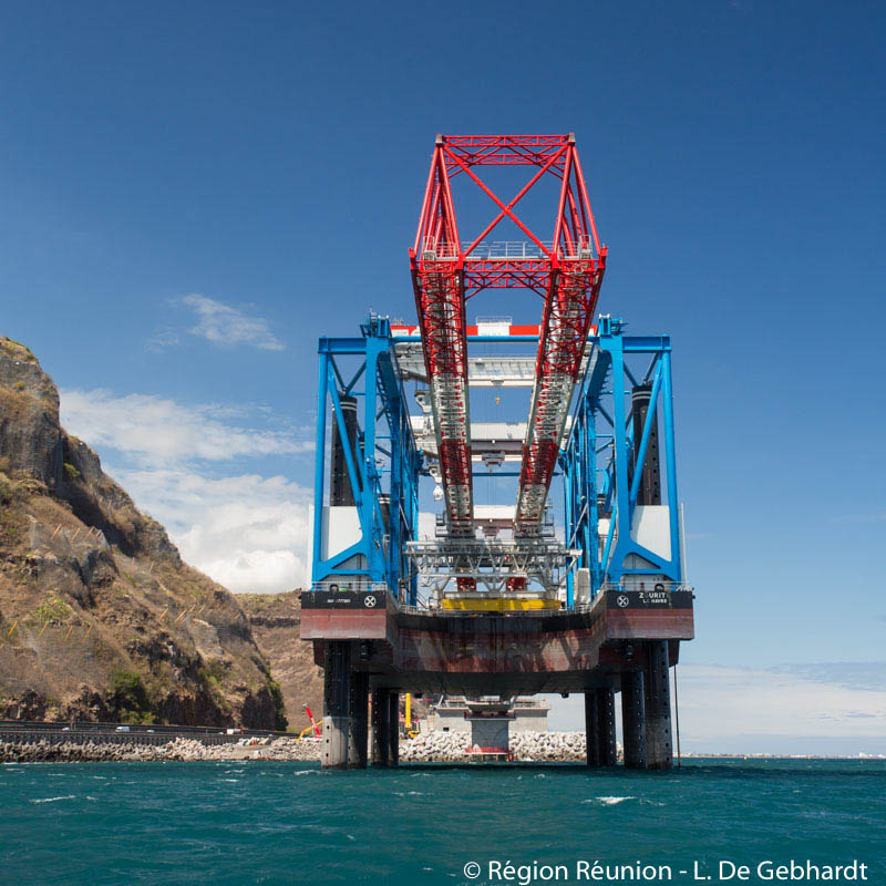 Les photos du déchargement du lanceur sur le chantier de la Nouvelle Route du Littoral