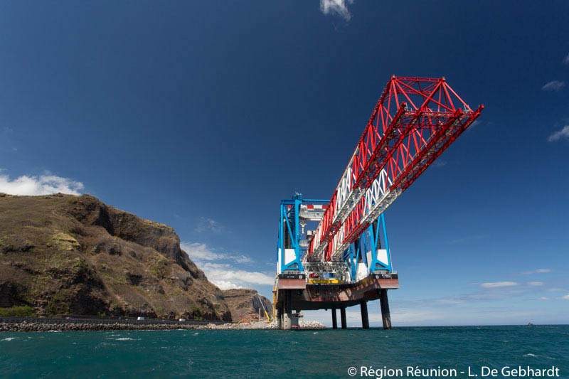 Les photos du déchargement du lanceur sur le chantier de la Nouvelle Route du Littoral