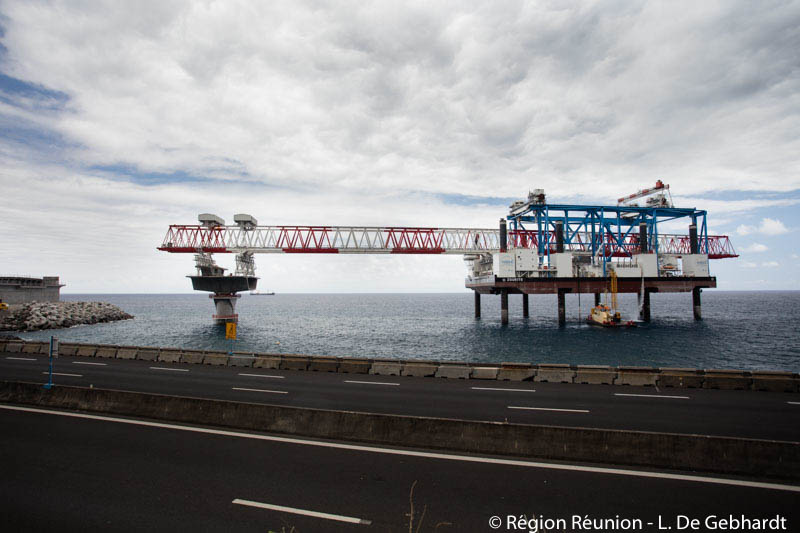 Les photos du déchargement du lanceur sur le chantier de la Nouvelle Route du Littoral