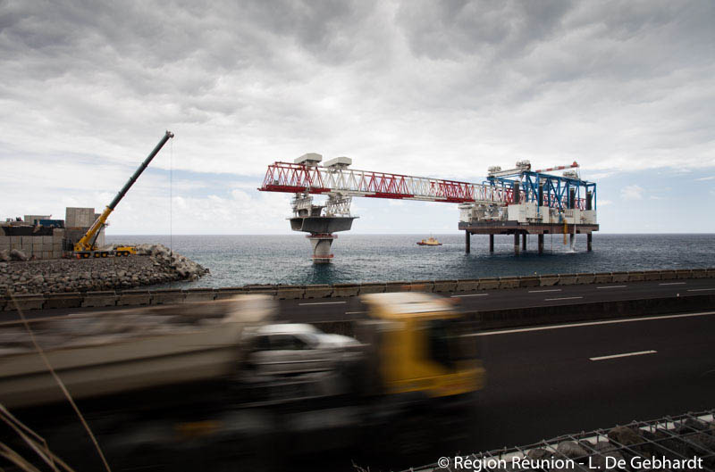 Les photos du déchargement du lanceur sur le chantier de la Nouvelle Route du Littoral