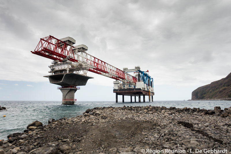 Les photos du déchargement du lanceur sur le chantier de la Nouvelle Route du Littoral