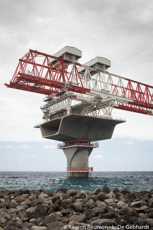 Les photos du déchargement du lanceur sur le chantier de la Nouvelle Route du Littoral