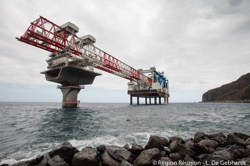 Les photos du déchargement du lanceur sur le chantier de la Nouvelle Route du Littoral