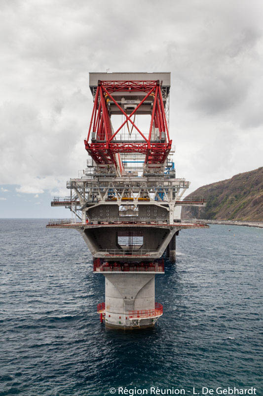 Les photos du déchargement du lanceur sur le chantier de la Nouvelle Route du Littoral