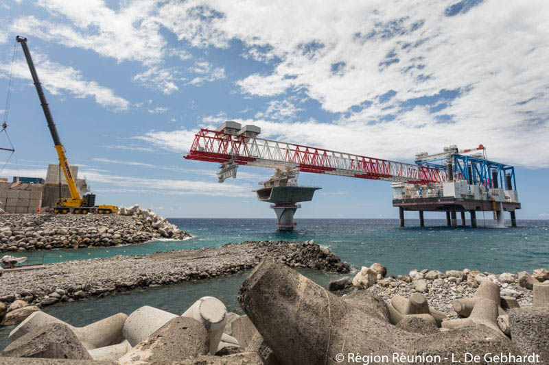 Les photos du déchargement du lanceur sur le chantier de la Nouvelle Route du Littoral