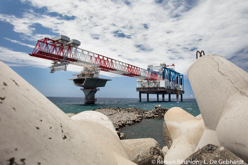 Les photos du déchargement du lanceur sur le chantier de la Nouvelle Route du Littoral