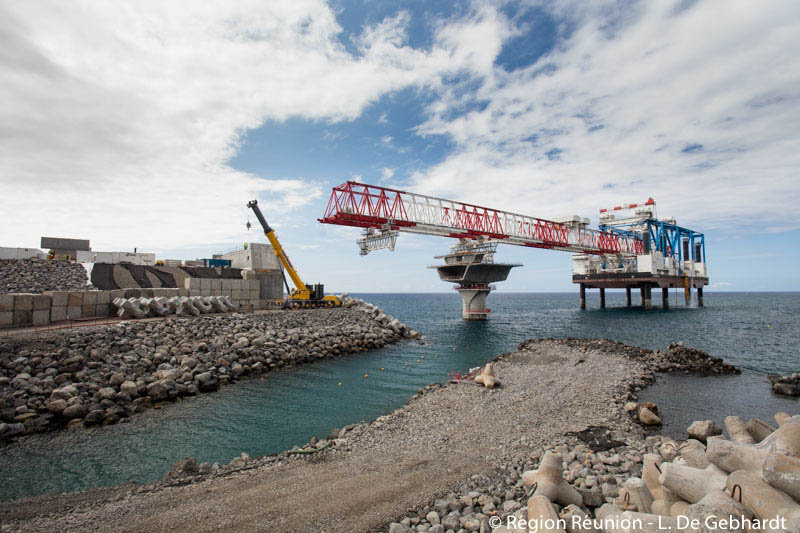 Les photos du déchargement du lanceur sur le chantier de la Nouvelle Route du Littoral