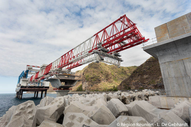 Les photos du déchargement du lanceur sur le chantier de la Nouvelle Route du Littoral