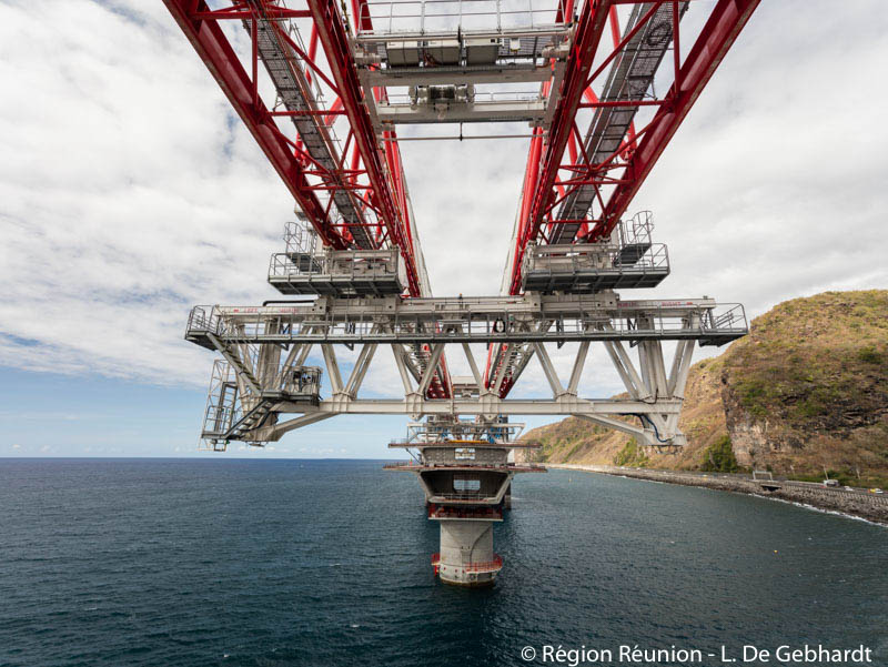 Les photos du déchargement du lanceur sur le chantier de la Nouvelle Route du Littoral