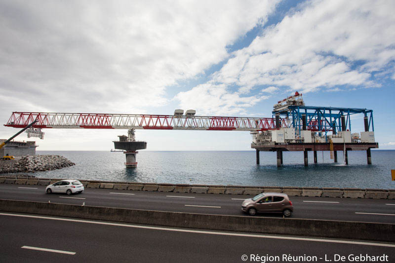 Les photos du déchargement du lanceur sur le chantier de la Nouvelle Route du Littoral