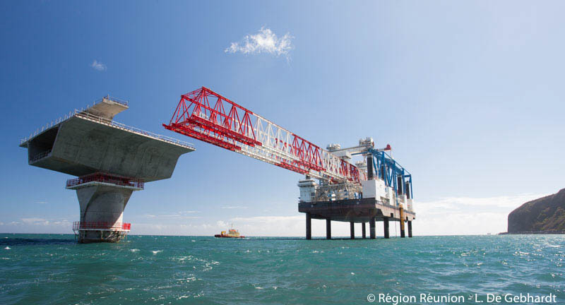 Les photos du déchargement du lanceur sur le chantier de la Nouvelle Route du Littoral