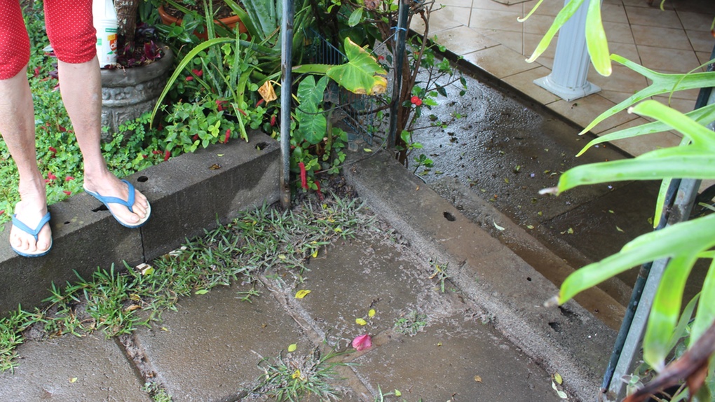 Le Tampon: Un torrent d'eaux usées se déverse dans sa cour
