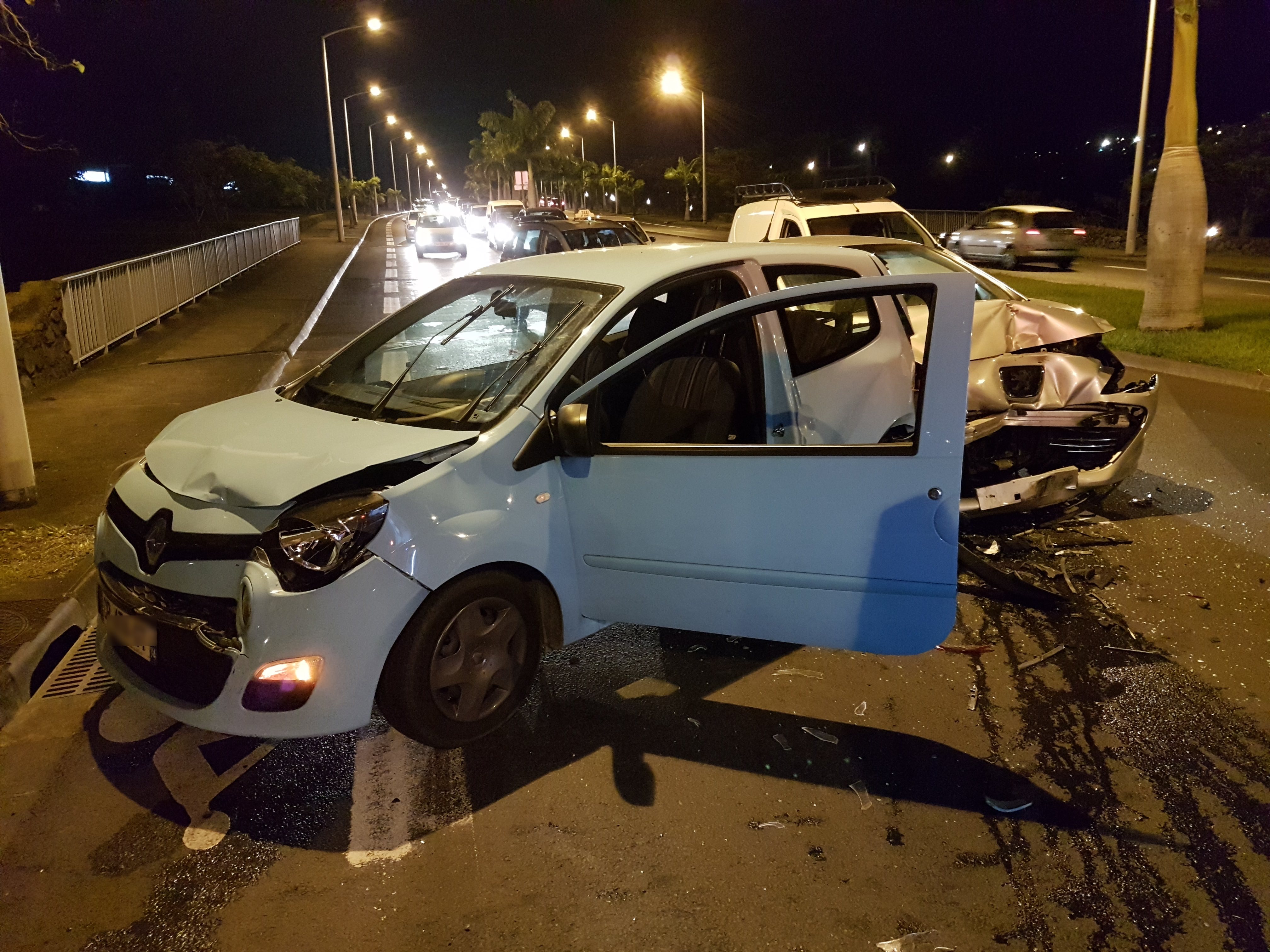 Accident spectaculaire à Saint-Denis entre une Twingo et une 308 décapotable