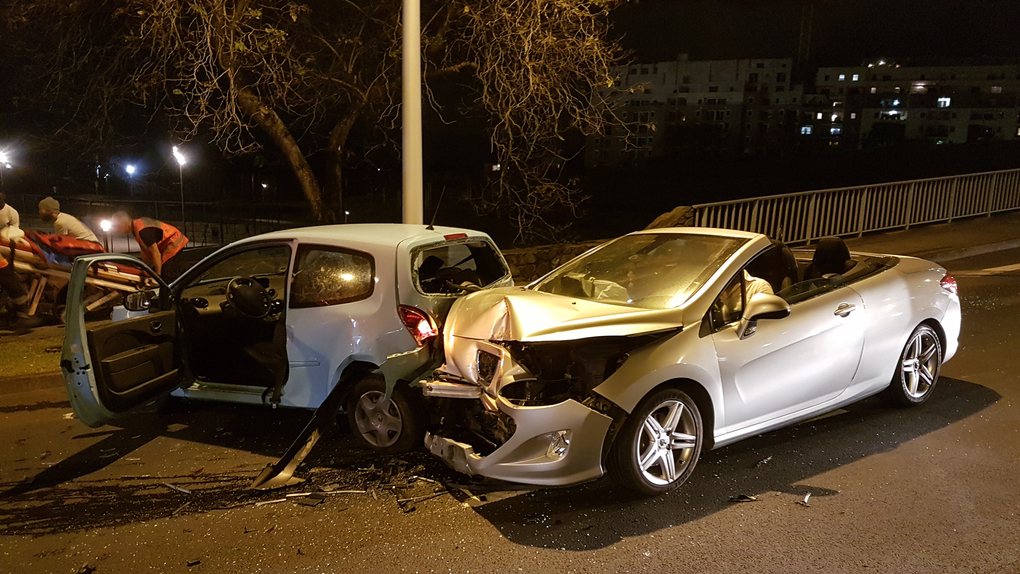Accident spectaculaire à Saint-Denis entre une Twingo et une 308 décapotable