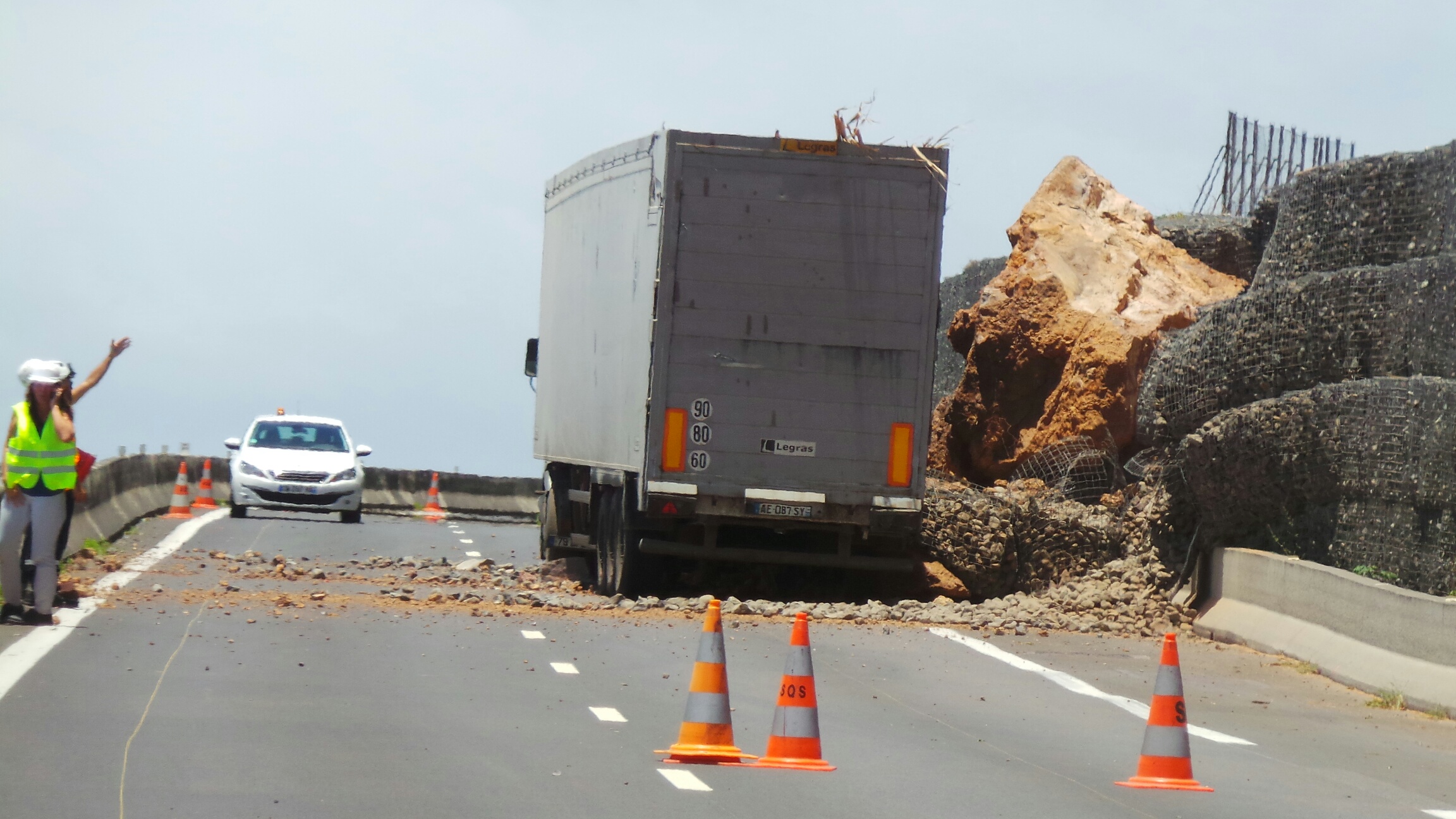 [Photos] Route du littoral: Un énorme bloc de 25 tonnes frôle un cachalot