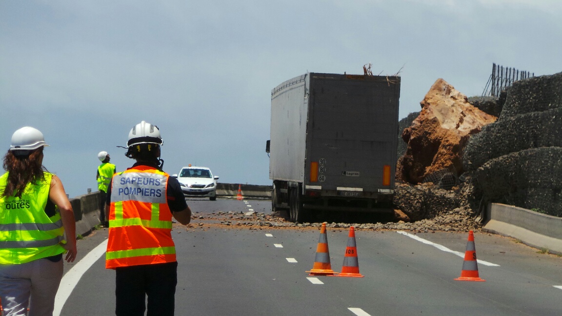 [Photos] Route du littoral: Un énorme bloc de 25 tonnes frôle un cachalot