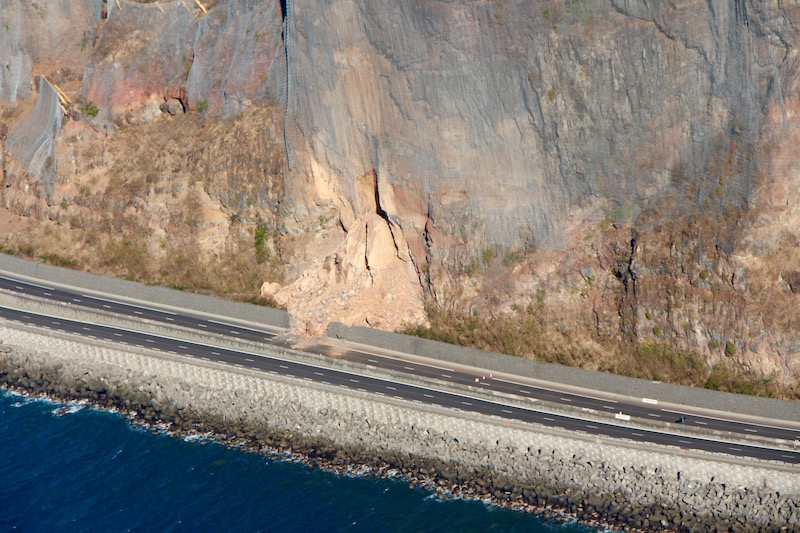 [VIDEO] Vue aérienne sur l'éboulis de la route du Littoral