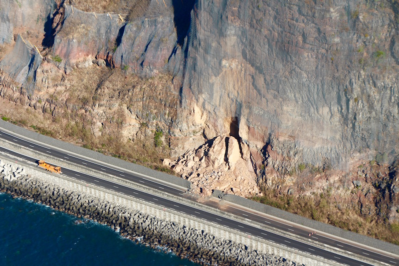 [VIDEO] Vue aérienne sur l'éboulis de la route du Littoral
