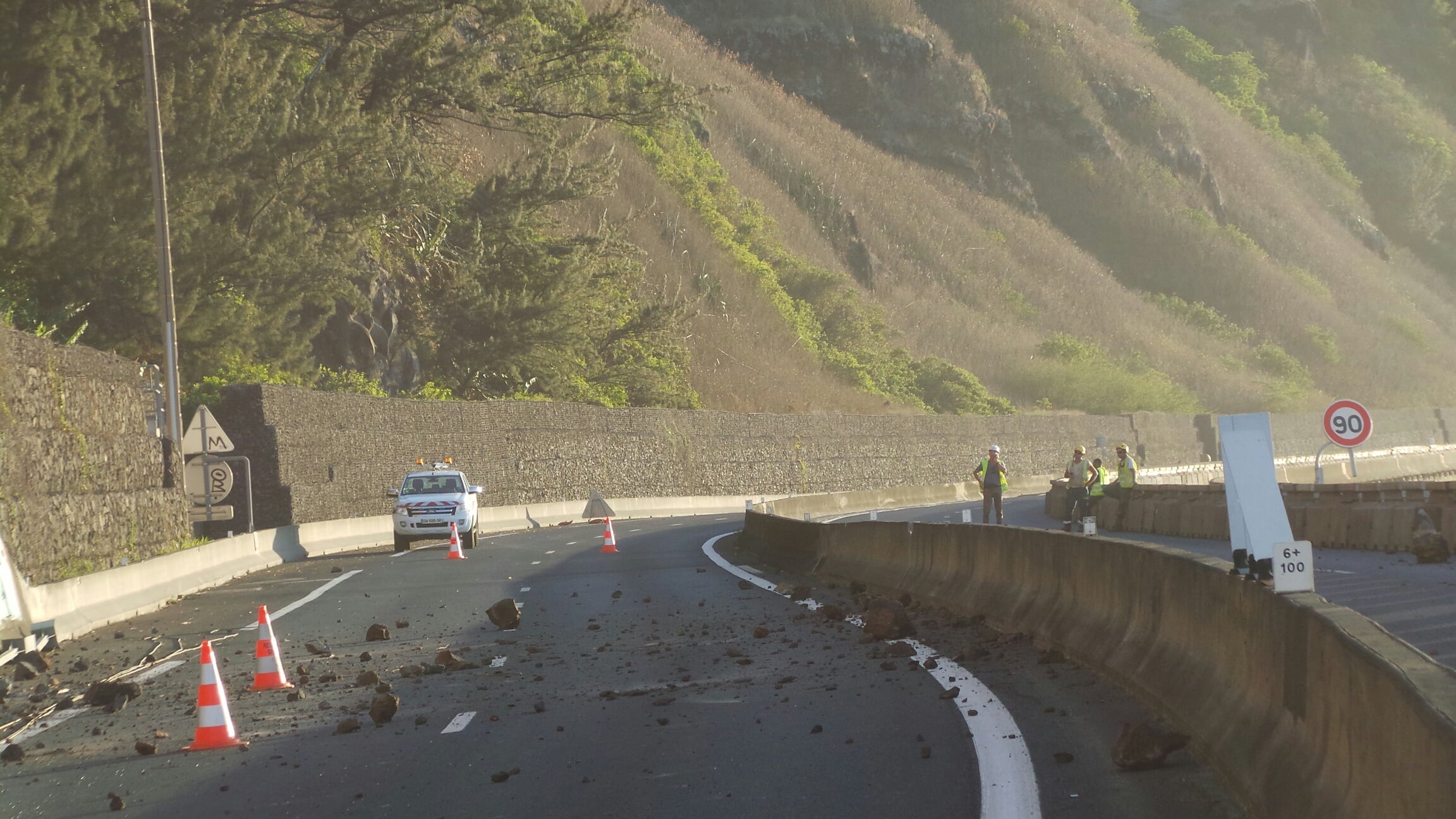 Route du littoral: Les cordistes à l'oeuvre au PR6
