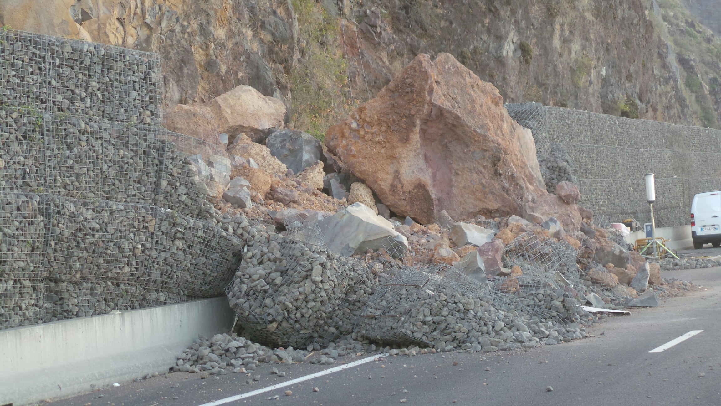 Route du littoral: Le déblaiement des blocs rocheux se poursuit au PR9