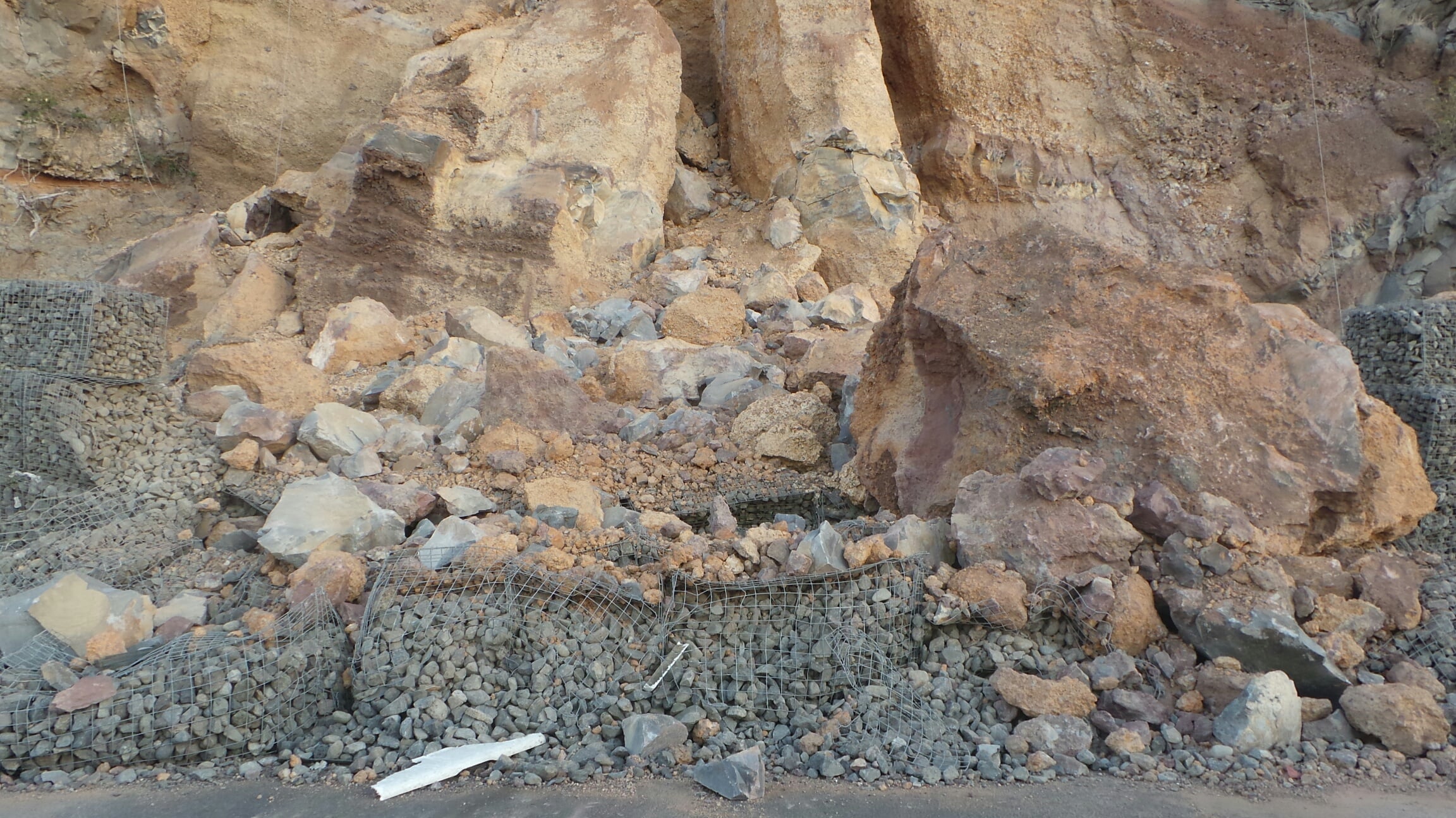 Route du littoral: Le déblaiement des blocs rocheux se poursuit au PR9