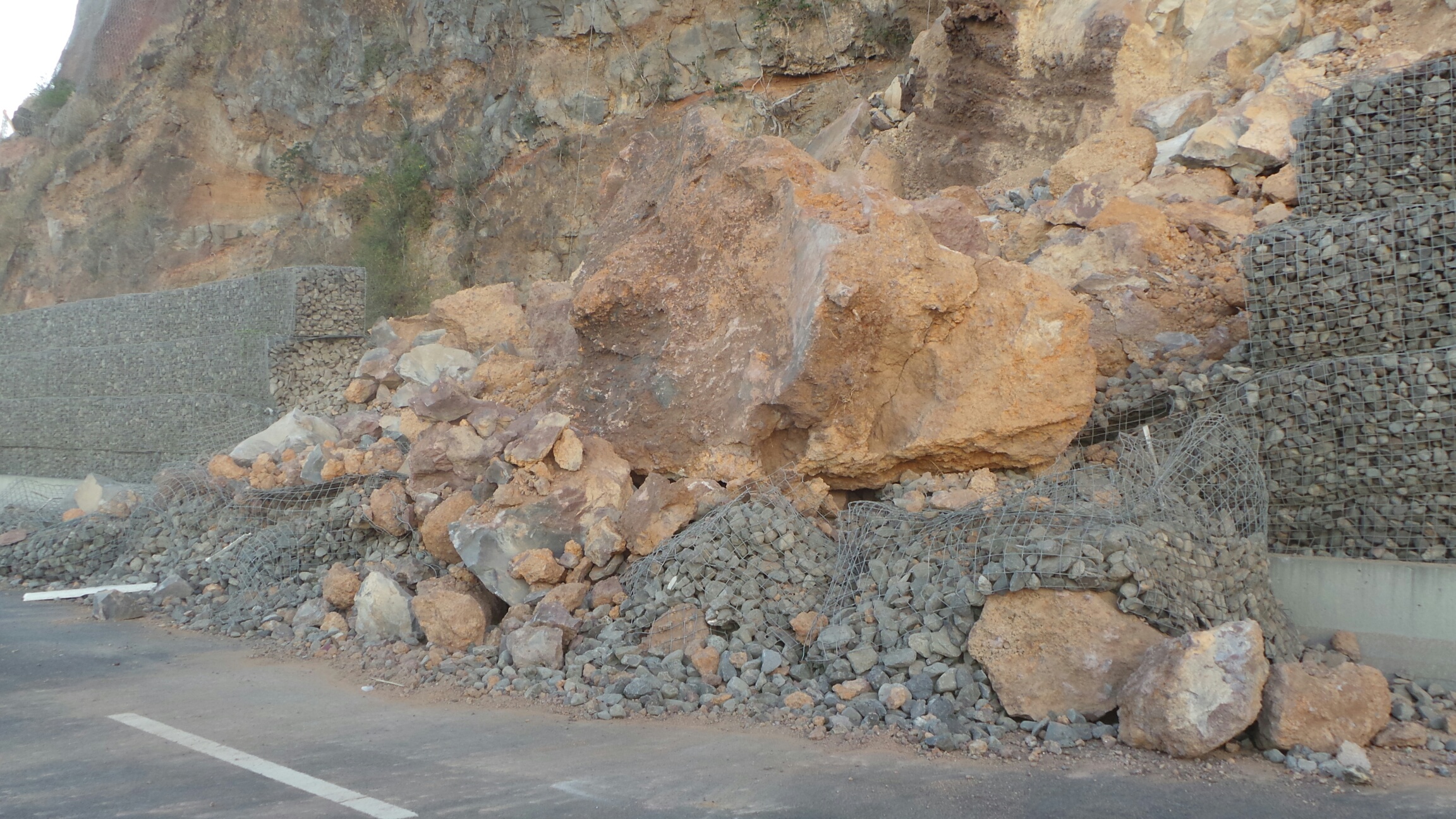 Route du littoral: Le déblaiement des blocs rocheux se poursuit au PR9